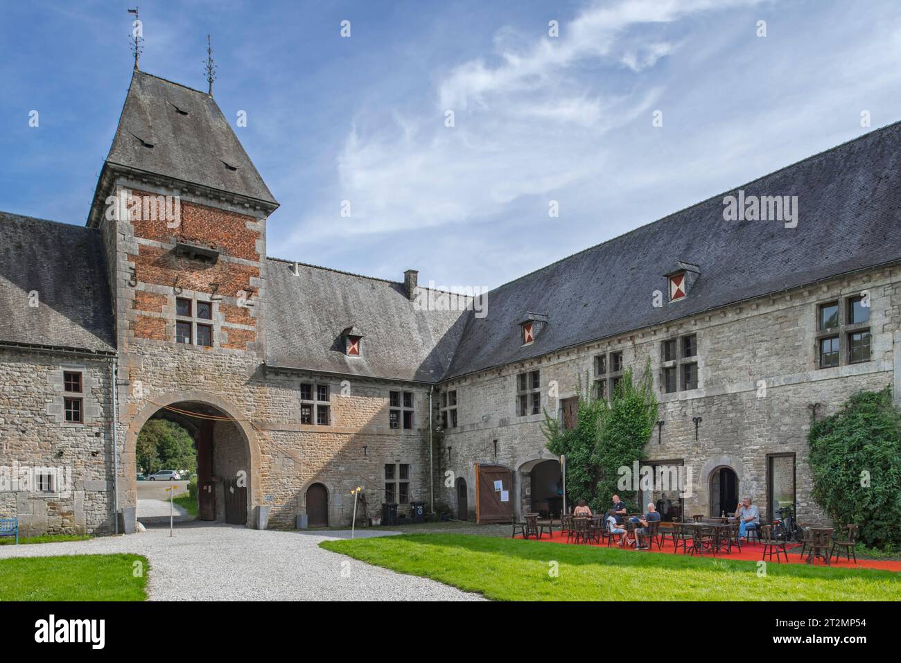 Château de Spontin, porte d'entrée d'un château médiéval à douves du 16e siècle près d'Yvoir, province de Namur, Ardennes belges, Wallonie, Belgique Banque D'Images