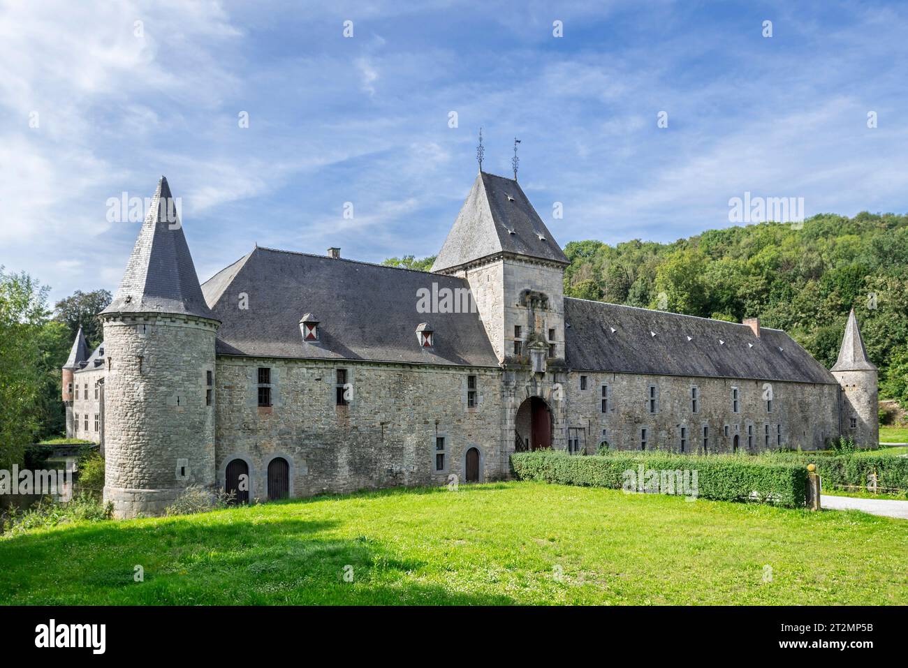Château de Spontin, porte d'entrée d'un château médiéval à douves du 16e siècle près d'Yvoir, province de Namur, Ardennes belges, Wallonie, Belgique Banque D'Images