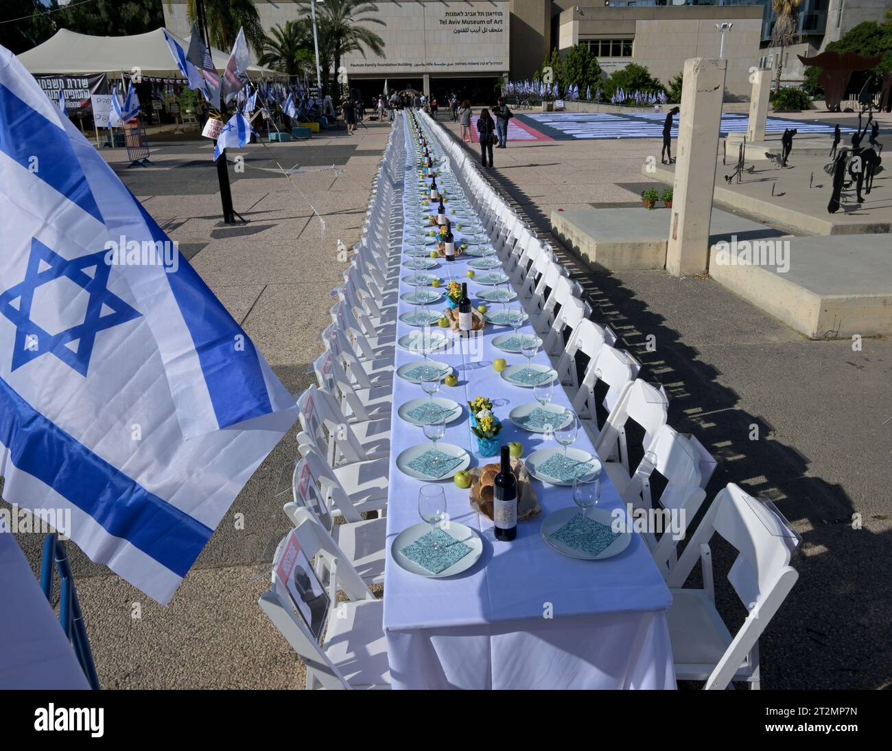 Tel Aviv, Israël. 20 octobre 2023. Les familles d’otages, détenues par le Hamas à Gaza, accueillent le Shabbat, le sabbat juif, à une table avec 203 chaises vides attendant le retour des otages, près du Musée de tel Aviv, le vendredi 20 octobre 2023. Israël est engagé dans une guerre avec le Hamas à la suite de roquettes en provenance de Gaza et d’un massacre dans des villages proches de la bande de Gaza. Photo de Debbie Hill/ crédit : UPI/Alamy Live News Banque D'Images