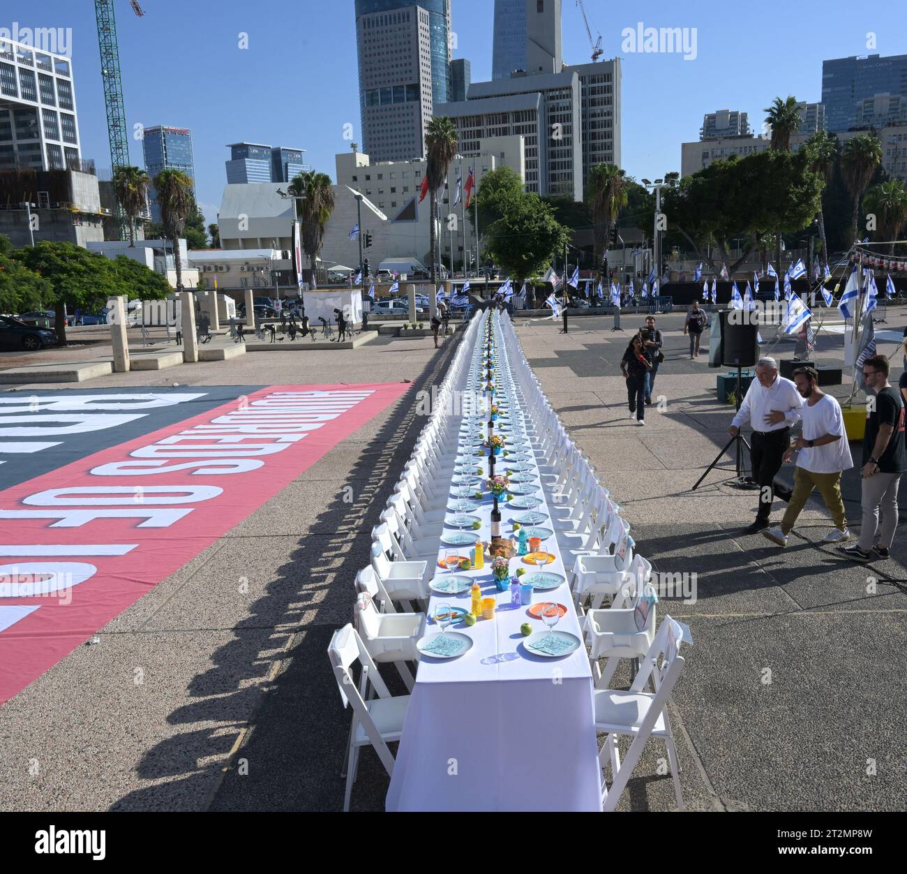 Tel Aviv, Israël. 20 octobre 2023. Une table de Shabbat, le Sabbat juif, est dressée avec 203 chaises vides en attendant le retour de l’otage détenu par le Hamas à Gaza, près du Musée de tel Aviv, le vendredi 20 octobre 2023. Israël est engagé dans une guerre avec le Hamas à la suite de roquettes en provenance de Gaza et d’un massacre dans des villages proches de la bande de Gaza. Photo de Debbie Hill/ crédit : UPI/Alamy Live News Banque D'Images