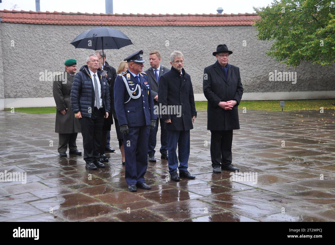 Berlin, Allemagne. 20 octobre 2023. Le président du Sénat Milos Vystrcil (au centre) rend hommage aux victimes du régime nazi à la prison de Plotzensee à Berlin, Berlin, Allemagne, le 20 octobre 2023. Crédit : Zapotocky Ales/CTK photo/Alamy Live News Banque D'Images