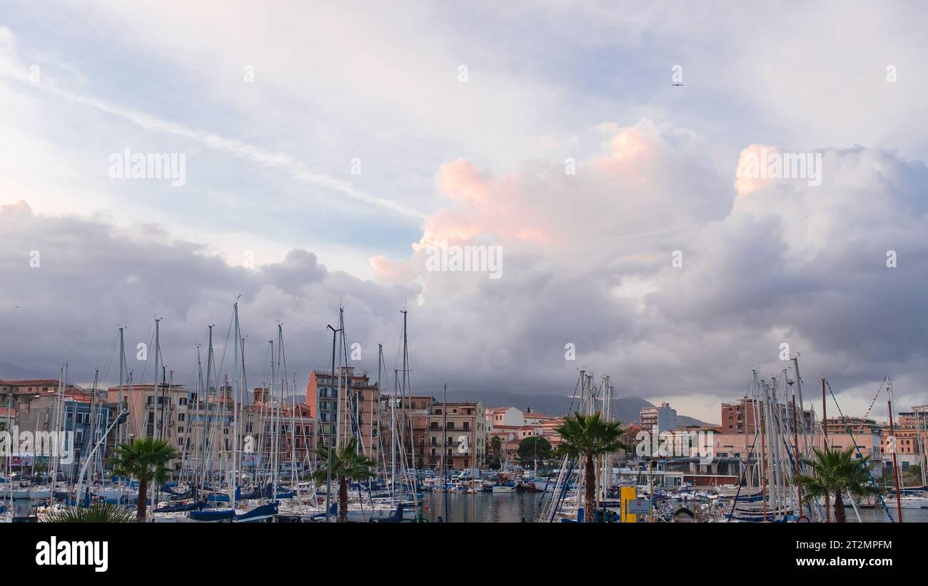 Palerme, Sicile, 2016. Nuages spectaculaires sur les bateaux et le port de la capitale sicilienne Banque D'Images