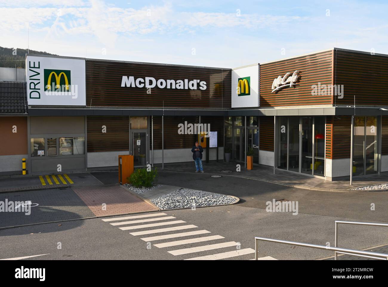 Die McDonald s Corporation ist ein US-amerikanischer Betreiber und Franchisegeber von weltweit vertretenen Schnellrestaurants und der umsatzstärkste Fast-Food-Konzern der Welt. DAS offizielle Maskottchen von Mc Donalds ist ein Clown nomme Ronald Mc Donald. Foto : McDonalds fastfood - Restaurant à Wertheim mit McCafe und McDrive *** le McDonald's Corporation est un opérateur américain et franchiseur de restaurants de restauration rapide dans le monde entier et la société de restauration rapide la plus vendue dans le monde la mascotte officielle de Mc Donalds est un clown nommé Ronald Mc Donald photo restaurant de restauration rapide McDonald's Banque D'Images