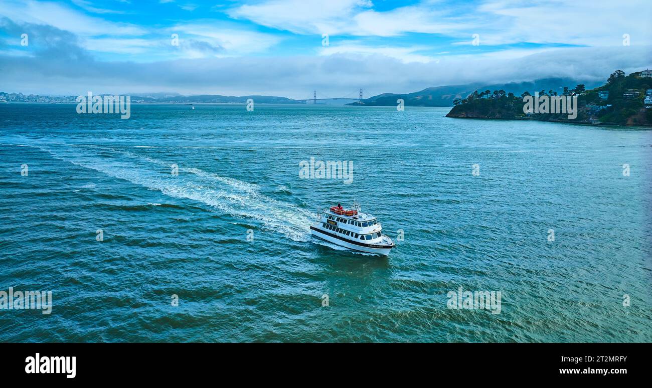 Croisière en bateau charter à travers la baie de San Francisco et l'antenne lointaine du Golden Gate Bridge Banque D'Images