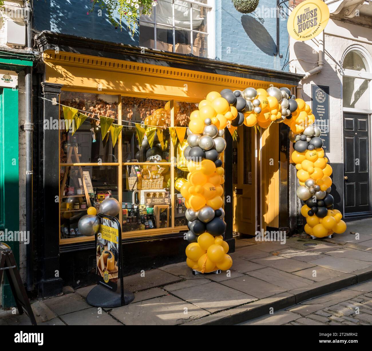Lincolnshire Cheese Shop célébrant 5 ans de commerce avec affichage de ballon jaune autour de la porte, Steep Hill, Lincoln City, Lincolnshire, Angleterre, ROYAUME-UNI Banque D'Images