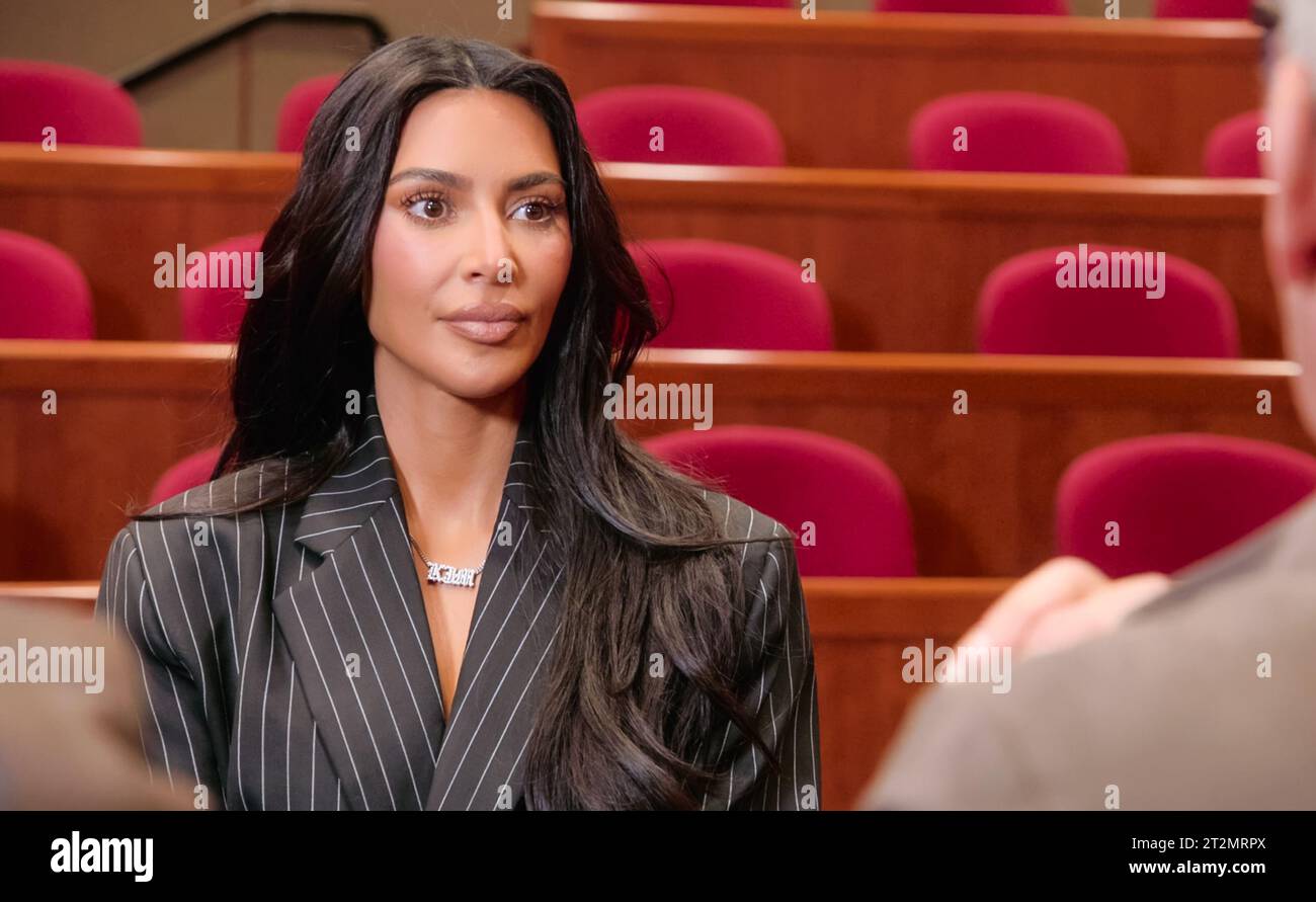 ÉTATS-UNIS. Kim Kardashian rencontre des étudiants, des professeurs et des cadres de Harvard Business School à Harvard Business School dans le nouveau spectacle de réalité (C)Hulu : les Kardashians - saison 4 -E2 (2023) . Intrigue : suit la famille Kardashian alors qu'ils célèbrent de nouvelles entreprises et naviguent dans leur nouvelle normalité ; maternité, relations et objectifs de carrière. Réf : LMK110-J10247-131023 fourni par LMKMEDIA. Editorial uniquement. Landmark Media n'est pas le propriétaire des droits d'auteur de ces images fixes de films ou de télévision, mais fournit un service uniquement pour les médias reconnus. pictures@lmkmedia.com Banque D'Images