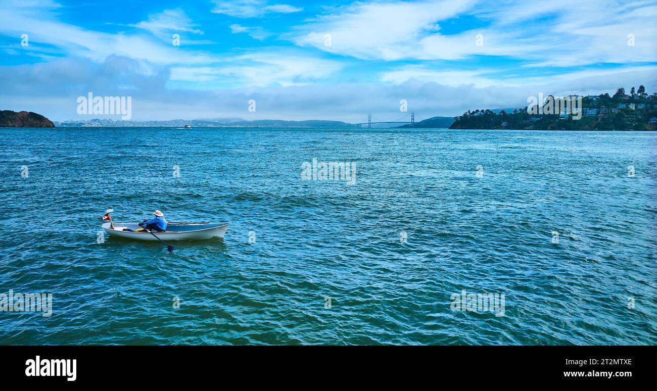 Bateau à rames aérien traversant la baie de San Francisco vers Tiburon avec Golden Gate Bridge Banque D'Images