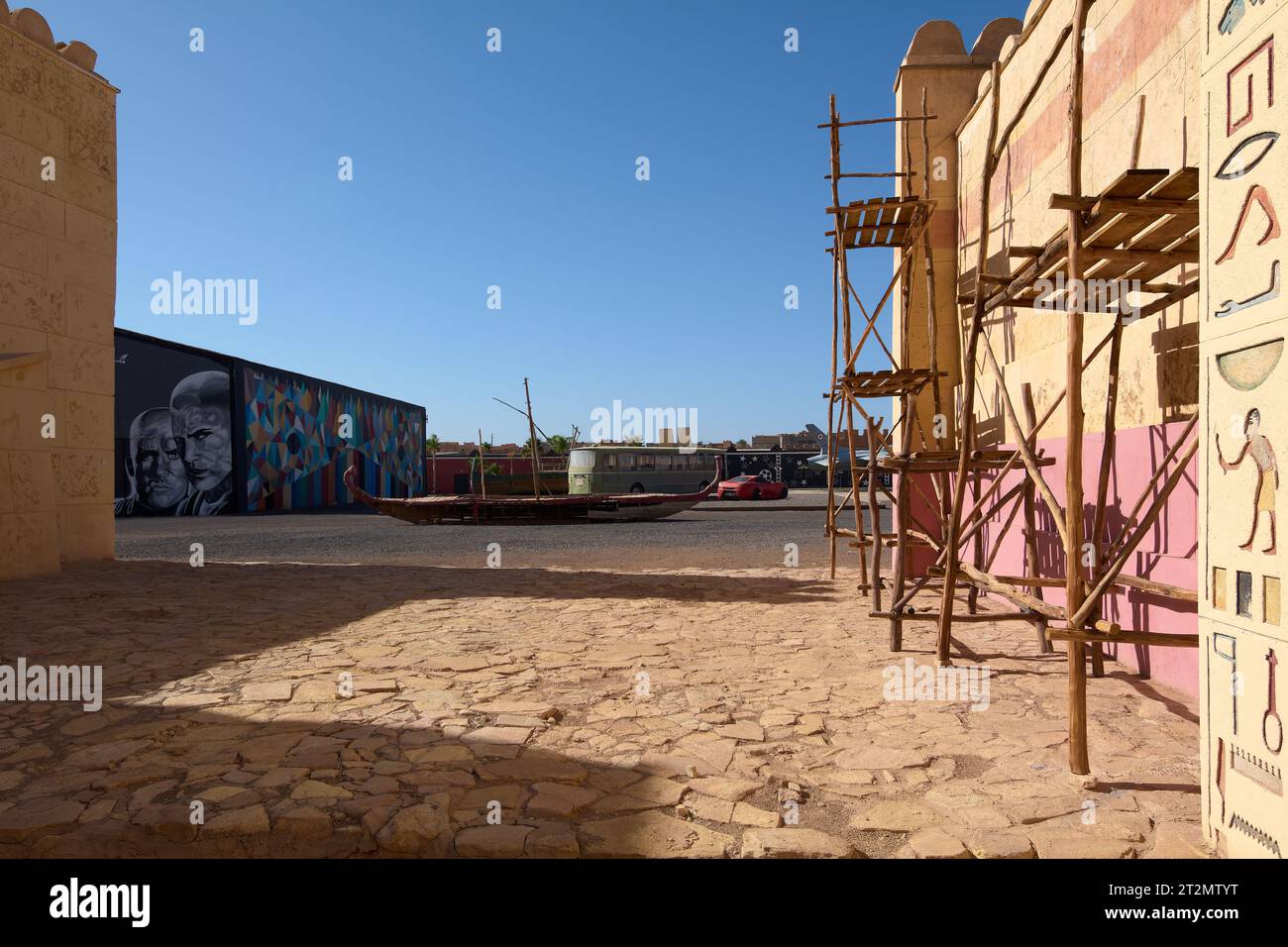 Ouarzazate, Maroc - 20 octobre 2023 : chantier de construction avec échafaudages dans le désert, avec une fresque et un ciel bleu clair Banque D'Images