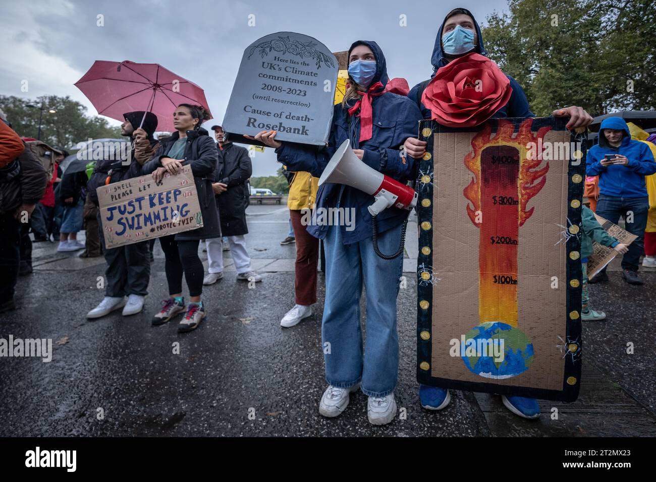 Londres, Royaume-Uni. 19 octobre 2023. La manifestation climatique « Oil Money Out » voit des militants de Fossil Free London se rassembler avant de marcher de Marble Arch à l'Intercontinental Hotel Park Lane pour exiger des changements dans l'industrie des combustibles fossiles. Un Forum sur le renseignement énergétique de trois jours (anciennement la Conférence sur le pétrole et l'argent) se tient actuellement à l'Intercontinental Hotel Park Lane, devant lequel des manifestations ont lieu cette semaine. Crédit : Guy Corbishley/Alamy Live News Banque D'Images