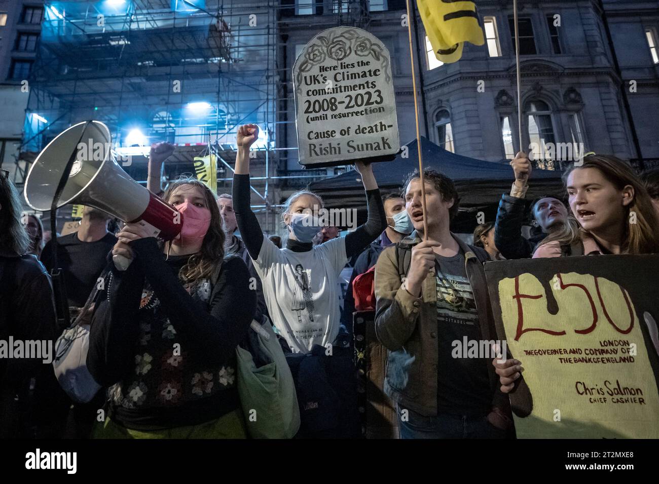 Londres, Royaume-Uni. 19 octobre 2023. Manifestation climatique "Oily Money Out" avec des militants de Fossil Free London manifestant à haute voix devant l'Intercontinental Hotel Park Lane. Les militants exigent des changements immédiats dans l’industrie des combustibles fossiles. Un Forum de trois jours sur l'intelligence énergétique (anciennement la Conférence sur le pétrole et l'argent) se tient à l'Intercontinental Hotel Park Lane. Crédit : Guy Corbishley/Alamy Live News Banque D'Images