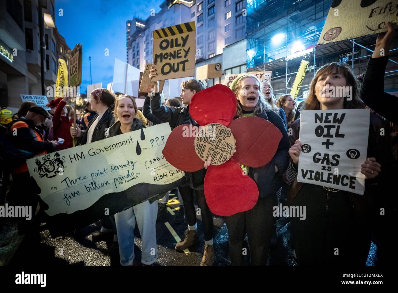 Londres, Royaume-Uni. 19 octobre 2023. Manifestation climatique "Oily Money Out" avec des militants de Fossil Free London manifestant à haute voix devant l'Intercontinental Hotel Park Lane. Les militants exigent des changements immédiats dans l’industrie des combustibles fossiles. Un Forum de trois jours sur l'intelligence énergétique (anciennement la Conférence sur le pétrole et l'argent) se tient à l'Intercontinental Hotel Park Lane. Crédit : Guy Corbishley/Alamy Live News Banque D'Images