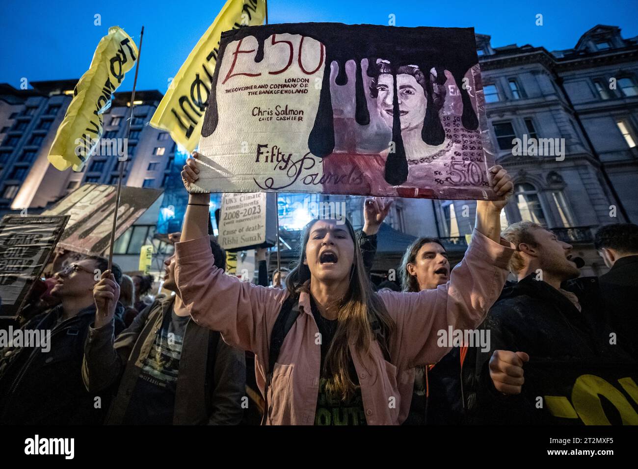 Londres, Royaume-Uni. 19 octobre 2023. Manifestation climatique "Oily Money Out" avec des militants de Fossil Free London manifestant à haute voix devant l'Intercontinental Hotel Park Lane. Les militants exigent des changements immédiats dans l’industrie des combustibles fossiles. Un Forum de trois jours sur l'intelligence énergétique (anciennement la Conférence sur le pétrole et l'argent) se tient à l'Intercontinental Hotel Park Lane. Crédit : Guy Corbishley/Alamy Live News Banque D'Images