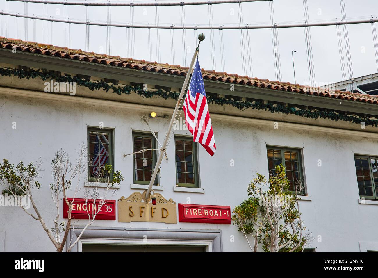 Drapeau américain suspendu à l'extérieur du San Francisco Fire Department vue sur la fenêtre supérieure Banque D'Images