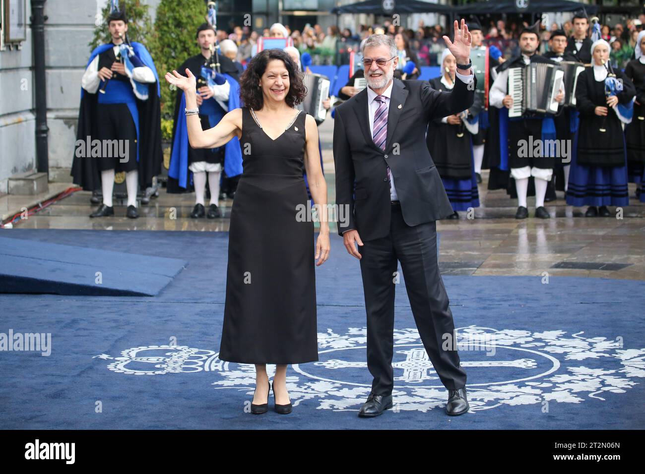 Oviedo, Asturies, le 20 octobre 2023 : le Prix Princesse des Asturies pour la recherche scientifique et technique, Bonnie L. Bassler (G) et Peter Greenberg (D) lors du Prix tapis bleu de la Princesse 2023, le 20 octobre 2023, à Oviedo, Espagne. Crédit : Alberto Brevers / Alamy Live News. Banque D'Images