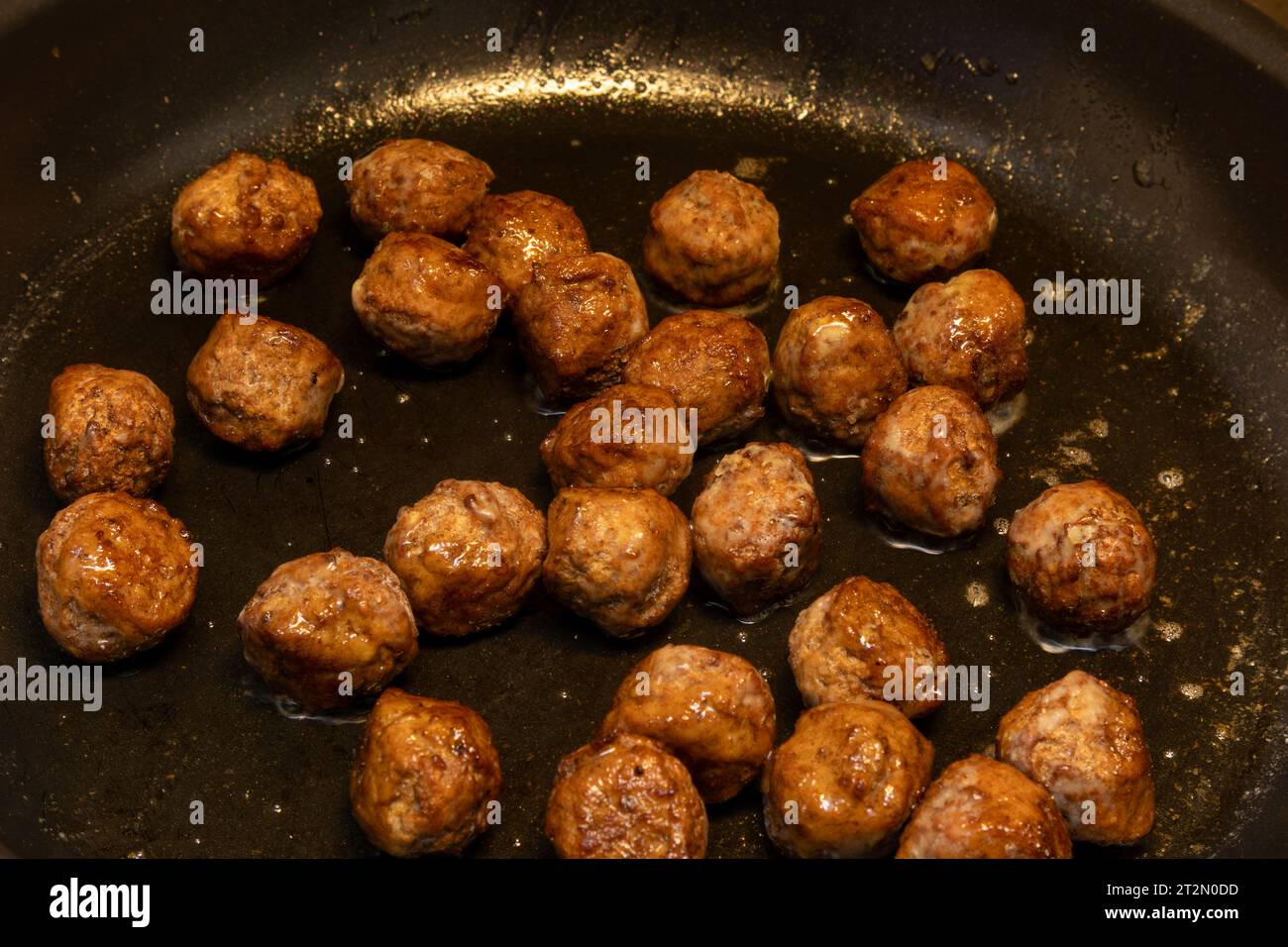boulettes de viande dans la poêle Banque D'Images