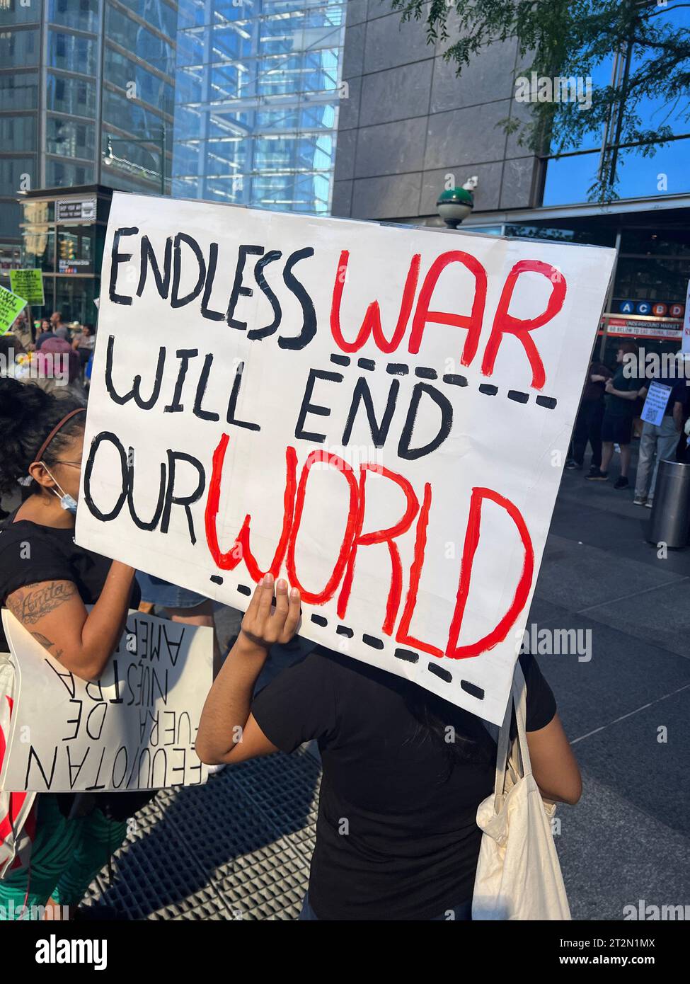 Manifestation anti-militaire et de guerre exigeant le soutien des Américains nécessiteux avant de dépenser des millions en Ukraine considérée par certains comme une guerre par procuration avec la Russie. New York. Banque D'Images