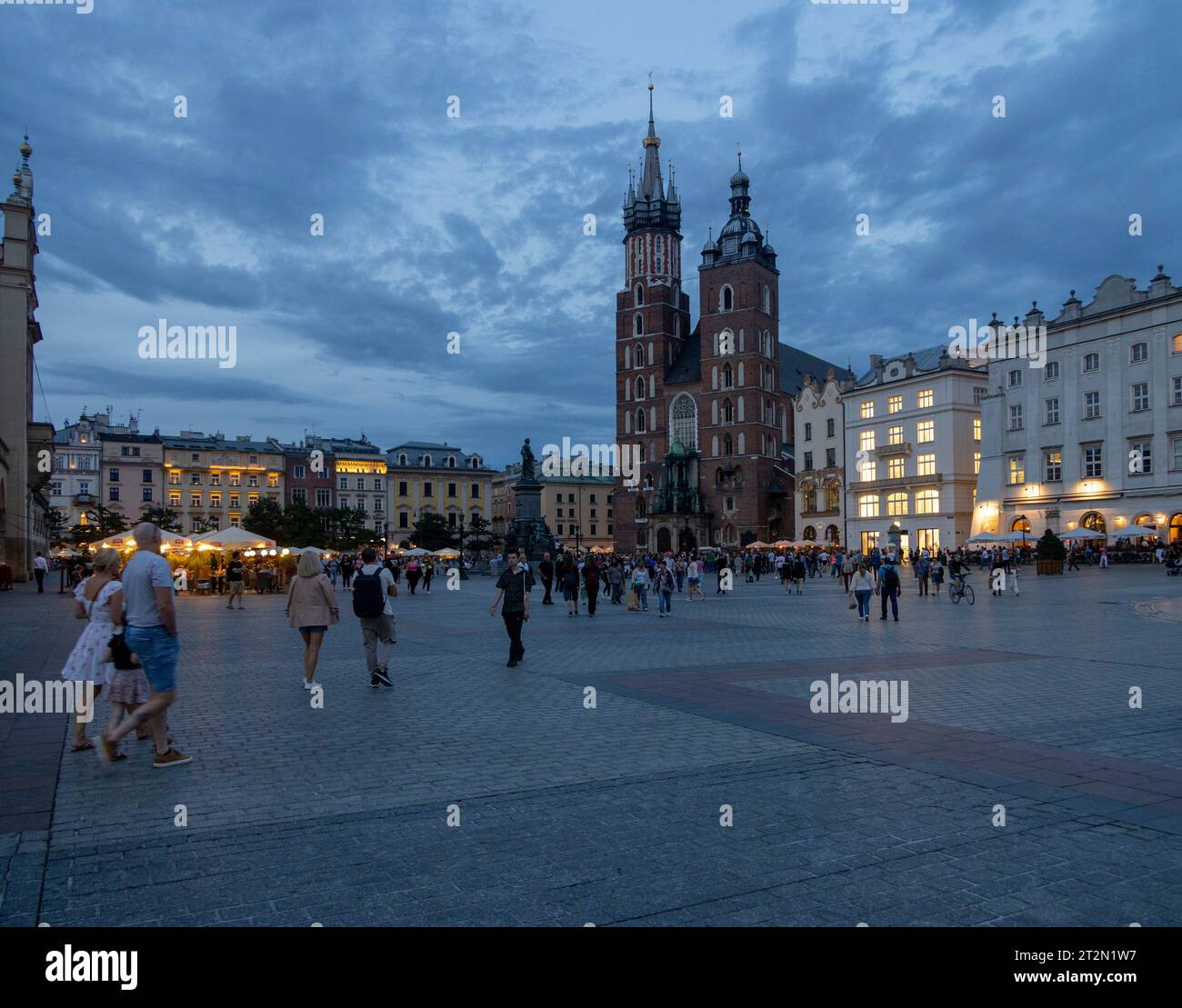 Basilique Sainte-Marie et place du marché au crépuscule à Kraków, Pologne Banque D'Images