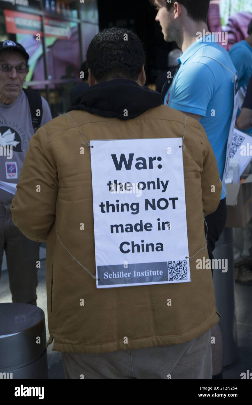 Manifestation anti-militaire et de guerre exigeant le soutien des Américains nécessiteux avant de dépenser des millions en Ukraine considérée par certains comme une guerre par procuration avec la Russie. New York. Banque D'Images