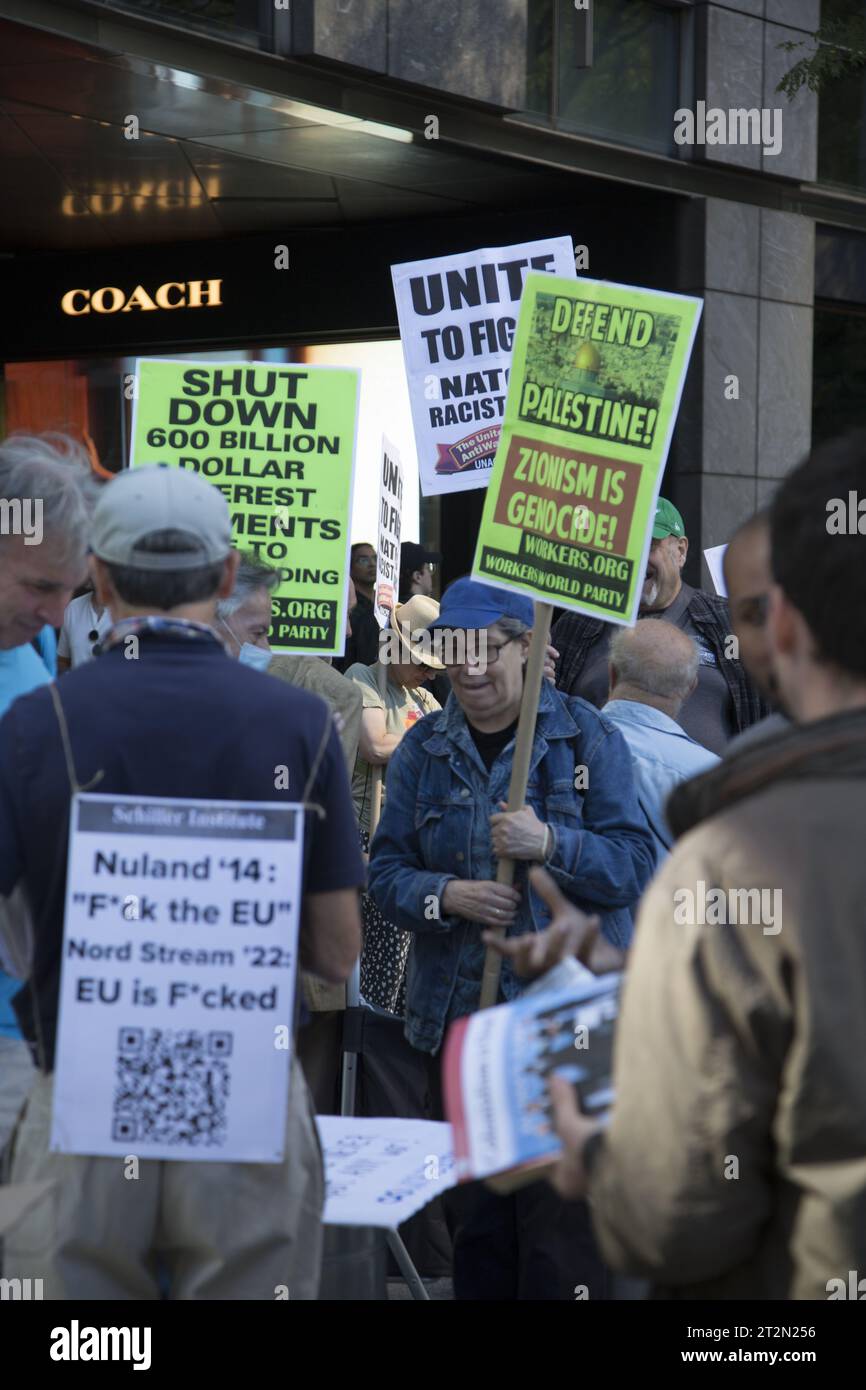 Manifestation anti-militaire et de guerre exigeant le soutien des Américains nécessiteux avant de dépenser des millions en Ukraine considérée par certains comme une guerre par procuration avec la Russie. New York. Banque D'Images