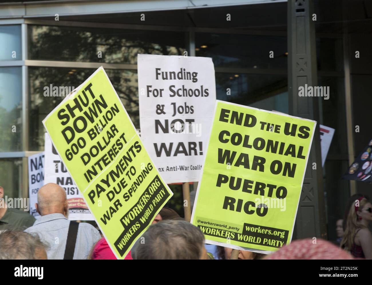Manifestation anti-militaire et de guerre exigeant le soutien des Américains nécessiteux avant de dépenser des millions en Ukraine considérée par certains comme une guerre par procuration avec la Russie. New York. Banque D'Images