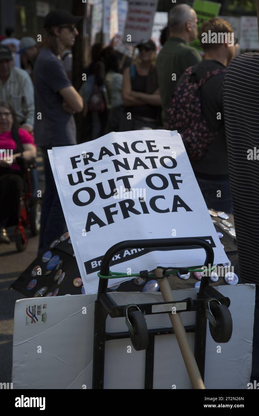 Manifestation anti-militaire et de guerre exigeant le soutien des Américains nécessiteux avant de dépenser des millions en Ukraine considérée par certains comme une guerre par procuration avec la Russie. New York. Banque D'Images
