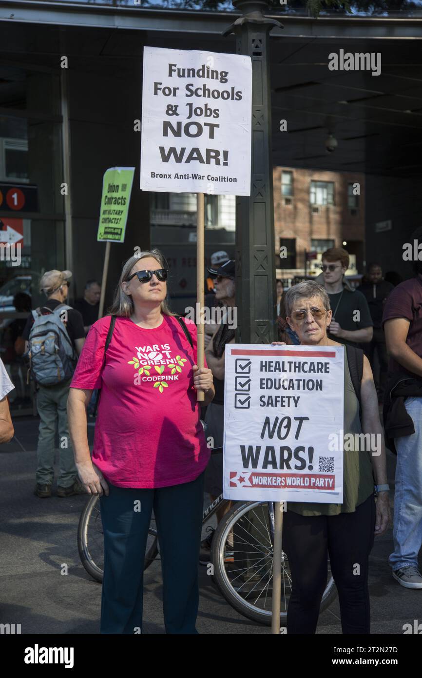 Manifestation anti-militaire et de guerre exigeant le soutien des Américains nécessiteux avant de dépenser des millions en Ukraine considérée par certains comme une guerre par procuration avec la Russie. New York. Banque D'Images