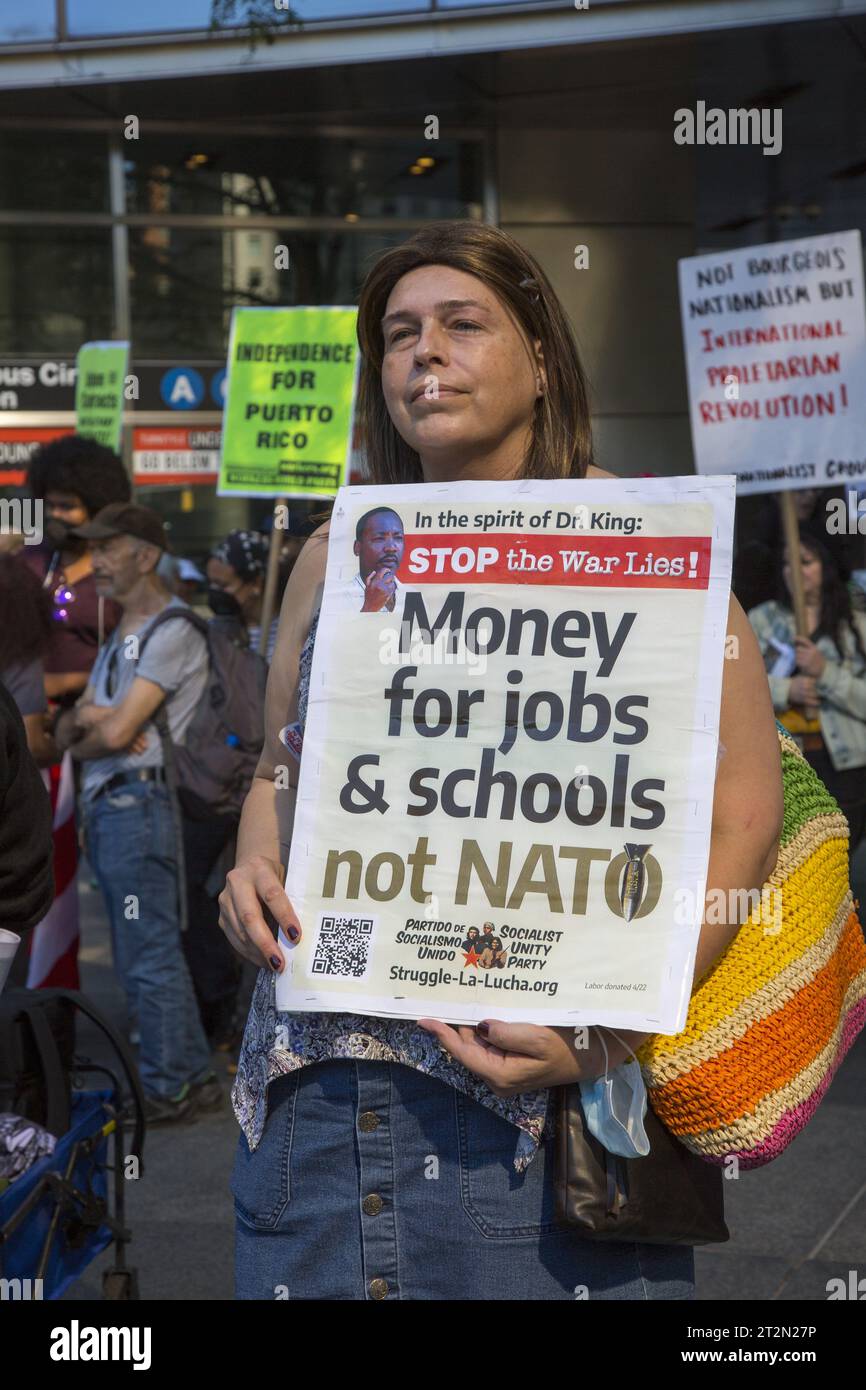 Manifestation anti-militaire et de guerre exigeant le soutien des Américains nécessiteux avant de dépenser des millions en Ukraine considérée par certains comme une guerre par procuration avec la Russie. New York. Banque D'Images