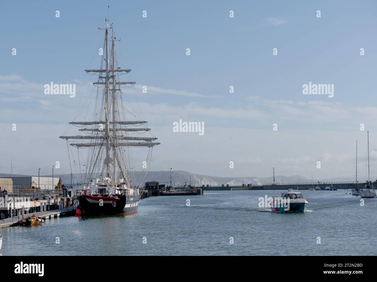 Grand voilier TS Royalist aux côtés dans le port de Weymouth, Dorset, Angleterre, Royaume-Uni Banque D'Images