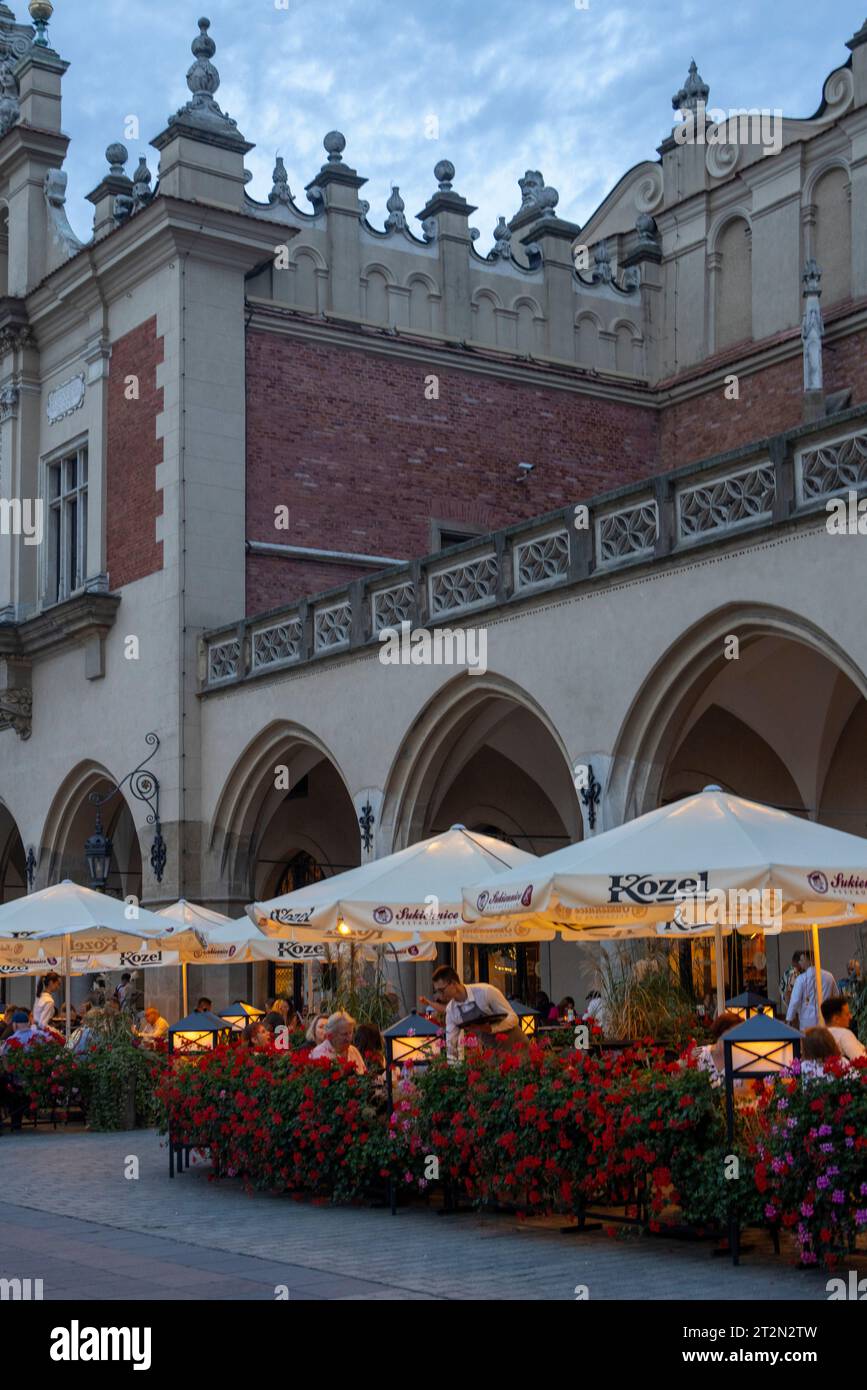 Place du marché principal au crépuscule à Kraków, Pologne Banque D'Images