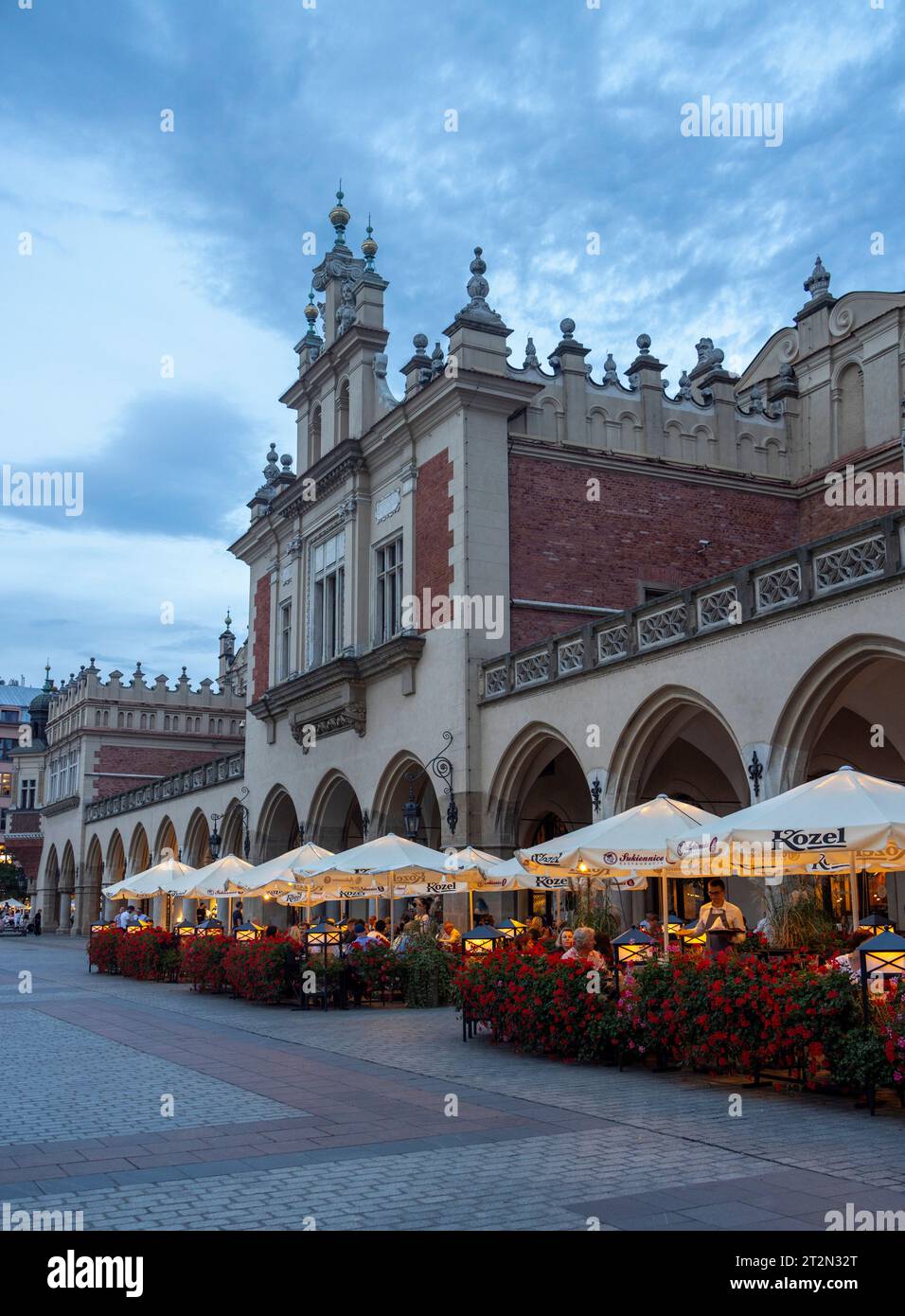 Place du marché principal au crépuscule à Kraków, Pologne Banque D'Images