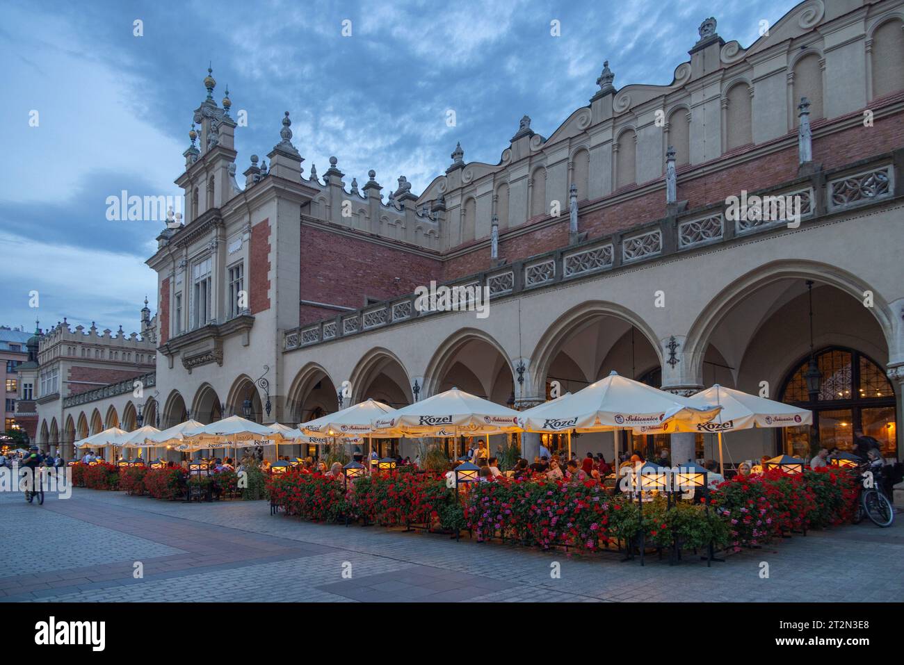 Place du marché principal au crépuscule à Kraków, Pologne Banque D'Images