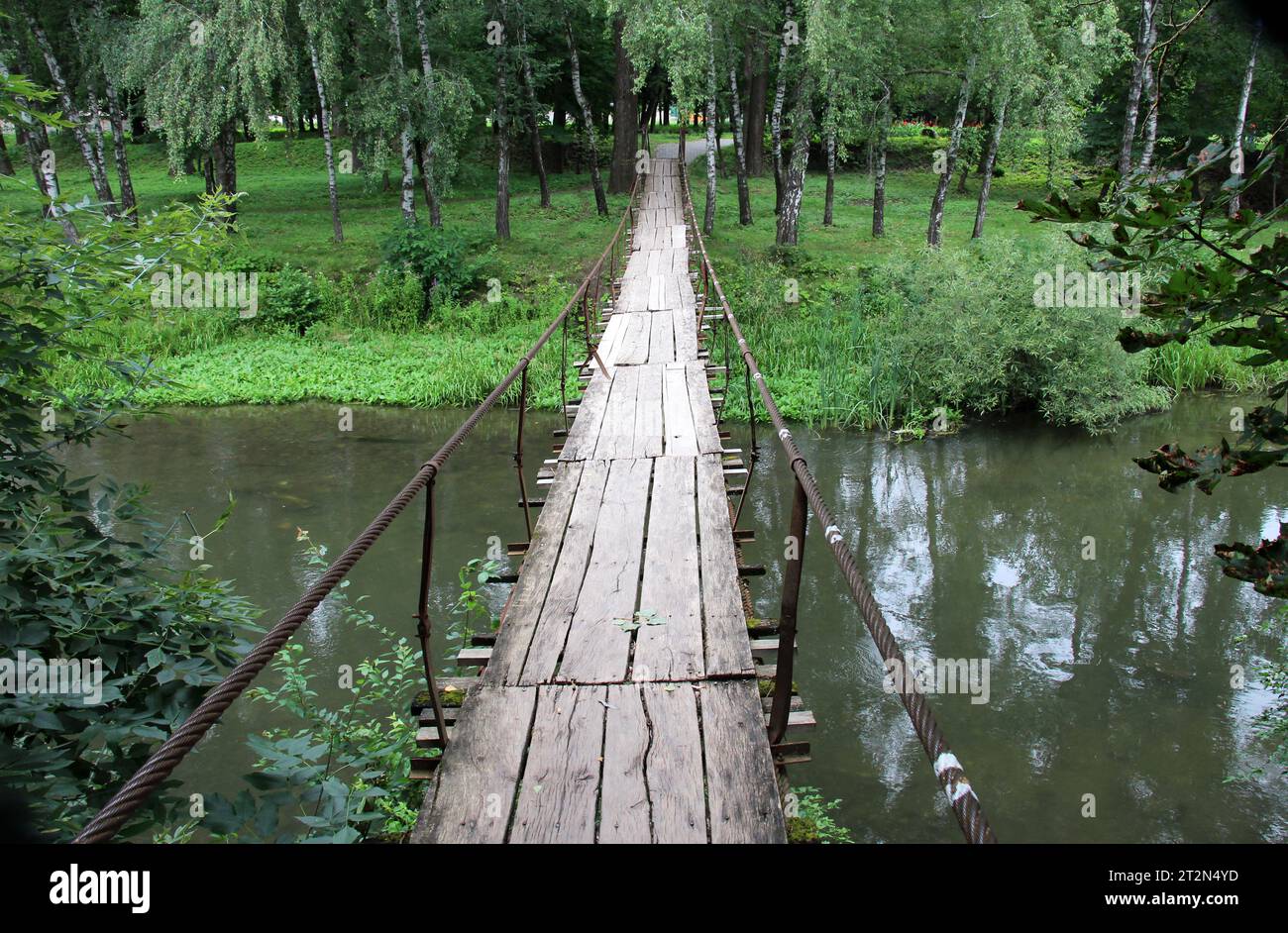 Un pont en bois traversant une petite rivière Banque D'Images