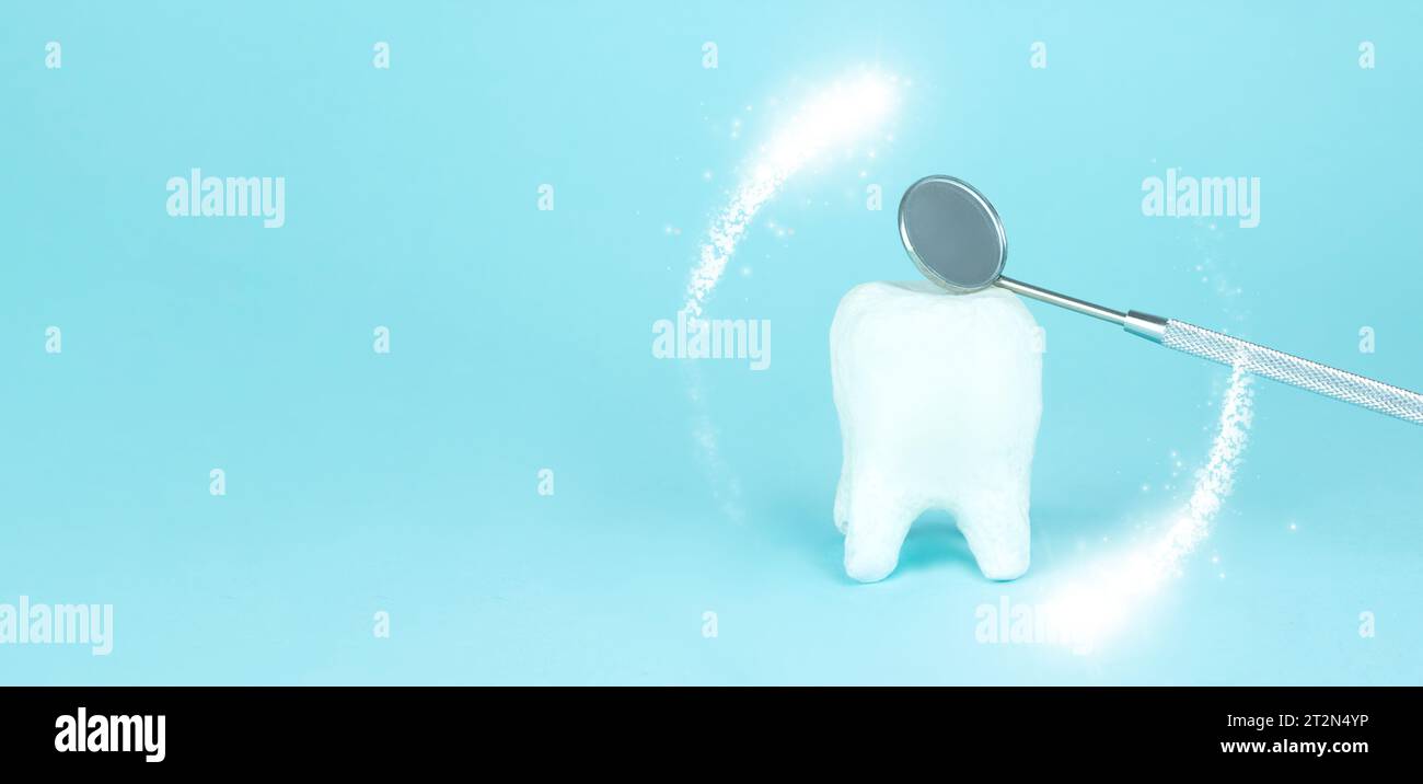Vortex de mousse autour de la dent blanche et le miroir buccal du dentiste, la protection et le blanchiment, les dents protégées brillent brillamment sur un fond bleu. Moyens de voiture Banque D'Images