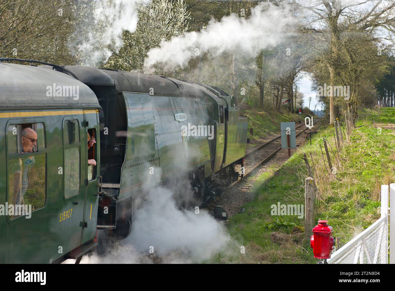 La locomotive à vapeur « Battle of Britain Class » 34072 passe au-dessus du passage à niveau de la station de Wittersham Road sur le chemin de fer historique Kent & East Sussex Banque D'Images