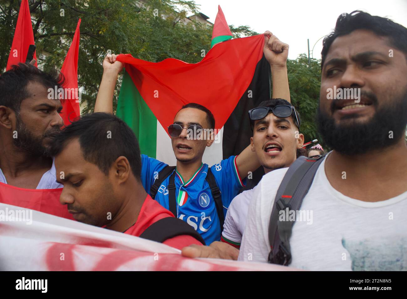 Manifestation de solidarité pour le peuple palestinien en signe de paix pour les habitants de Gaza à Naples / Italie le 20 octobre 2023 Banque D'Images