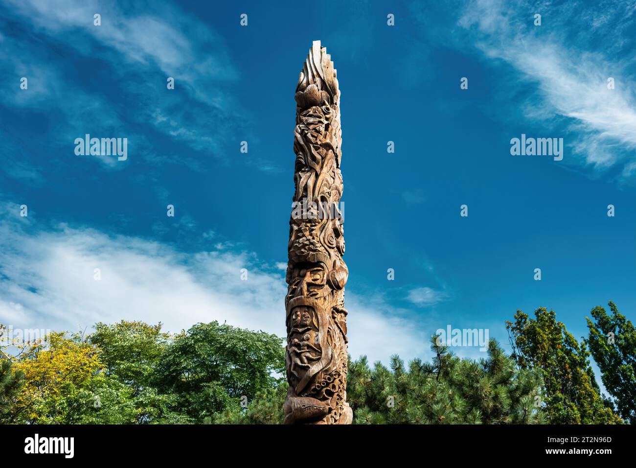 Le totem Dreamwork of the Whales situé dans le parc Little Norway au centre-ville de Toronto, conçu par l'artiste de la côte ouest Georganna Malloff. Banque D'Images