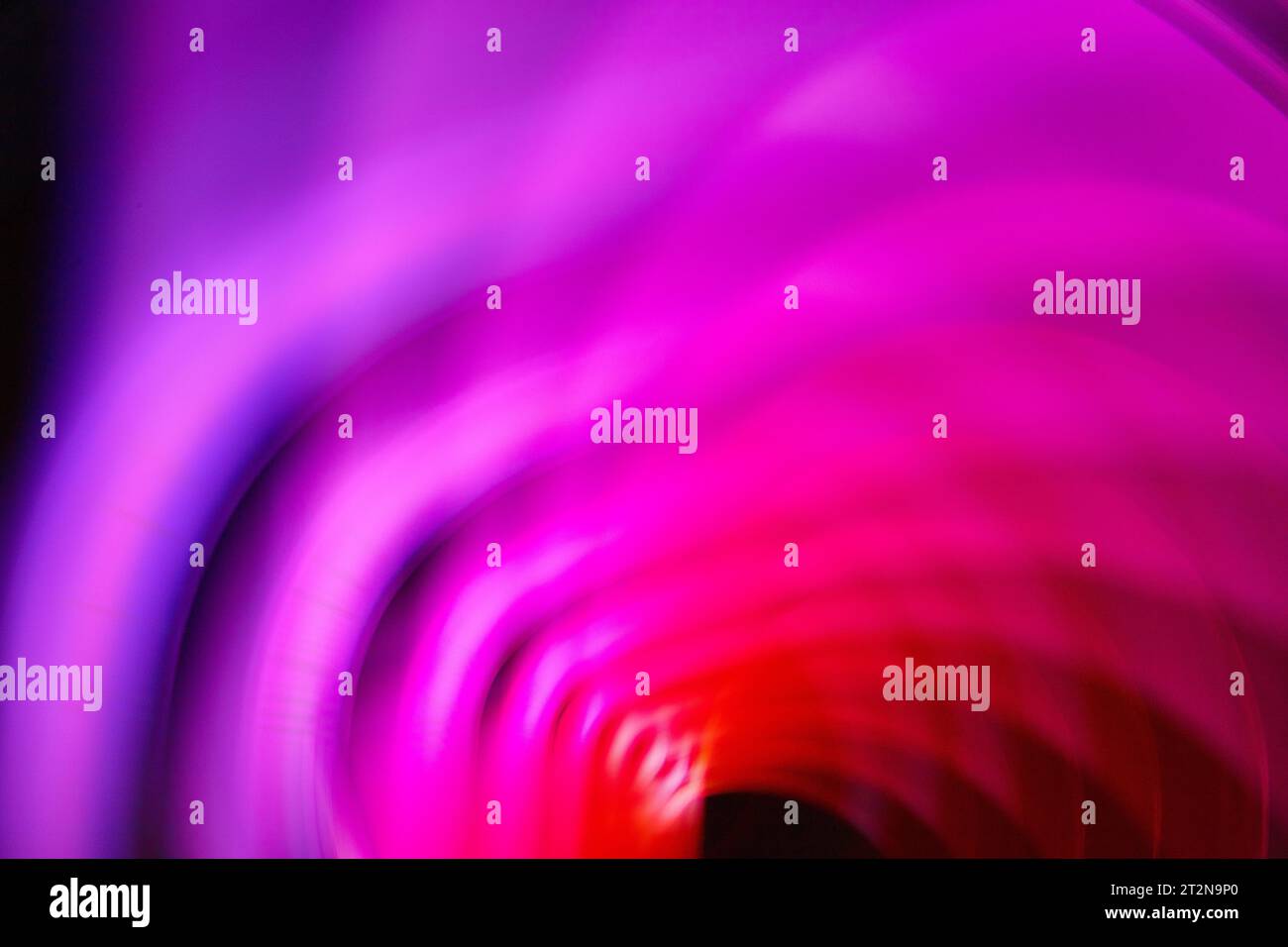 Boucle infinie sombre et effrayante de rouge et violet avec trou noir dans l'art abstrait de fond Banque D'Images
