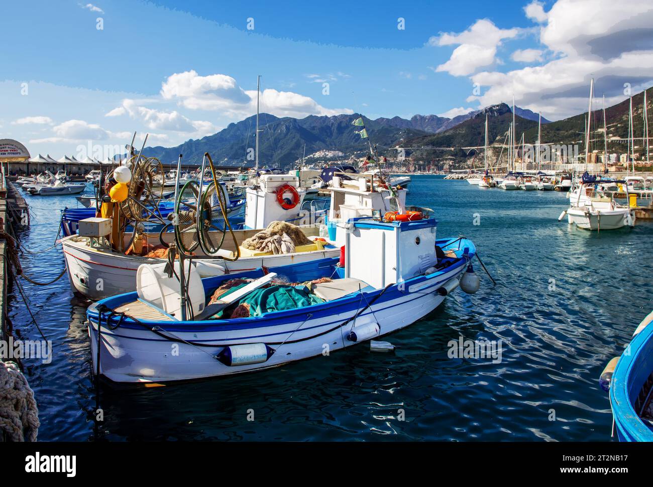 Petits bateaux de pêche dans le port de Salerne - vue d'automne ensoleillée - vacances fantastiques pour plusieurs jours de l'Europe du nord (grâce aux compagnies aériennes low-cost) Banque D'Images