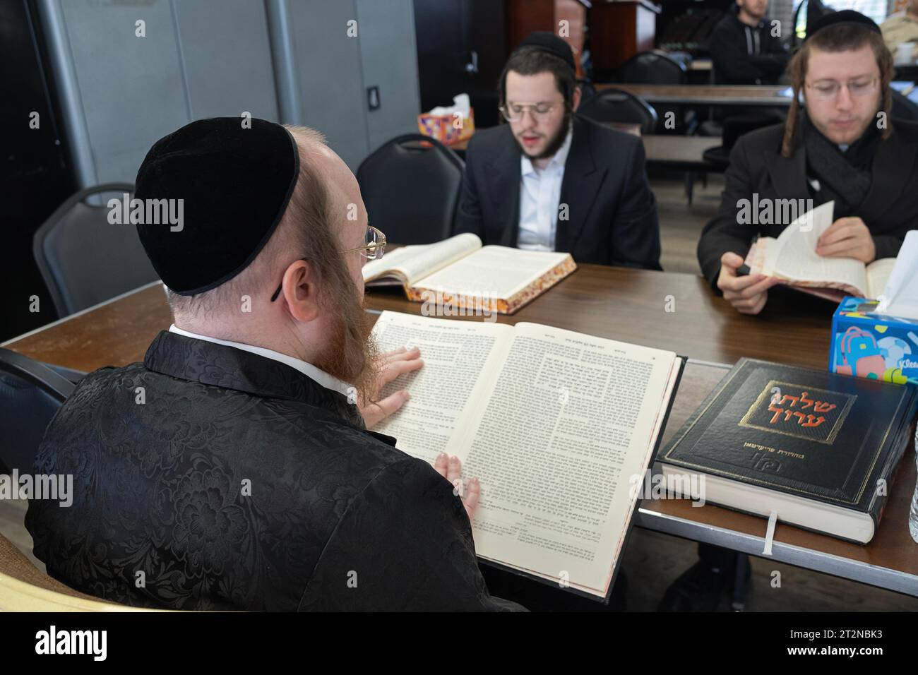 Un rabbin enseigne une petite classe de droit juif appelée Shulchan Aruch. Dans un temple du comté de Rockland, New York. Banque D'Images