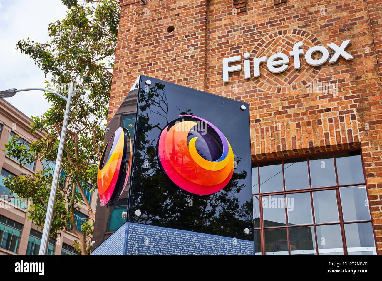 Haut du pilier de plaque monolithe Firefox avec symbole et signe sur le bâtiment de brique et de mortier Banque D'Images