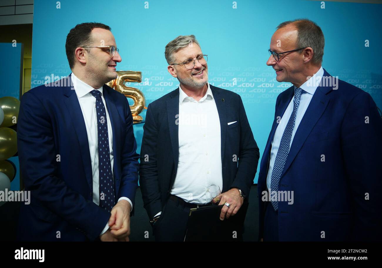 Berlin, Allemagne. 19 octobre 2023. Le politicien Jens Spahn (de gauche à droite), Alexander Vogt, président fédéral de la LSU (Lesbiennes et gays dans l'Union), et le politicien Friedrich Merz, pris le 19 octobre 2023, lors de la réception parlementaire annuelle de la LSU à la Konrad Adenauer Haus de la CDU à Berlin Tiergarten. Crédit : XAMAX/dpa/Alamy Live News Banque D'Images