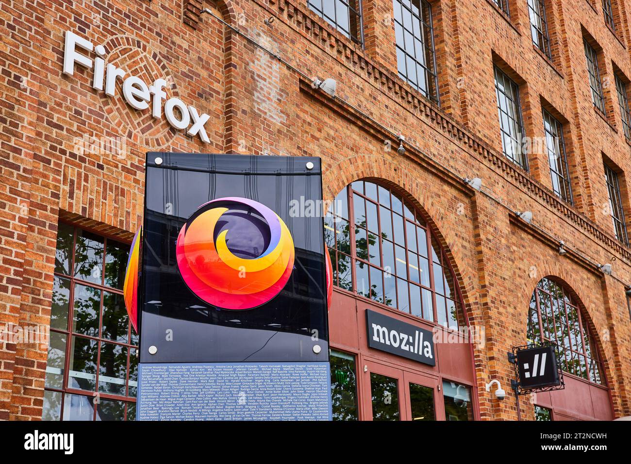 Partie supérieure de la plaque pour Firefox avec logo et signalisation pour Mozilla brique et mortier bâtiment Banque D'Images