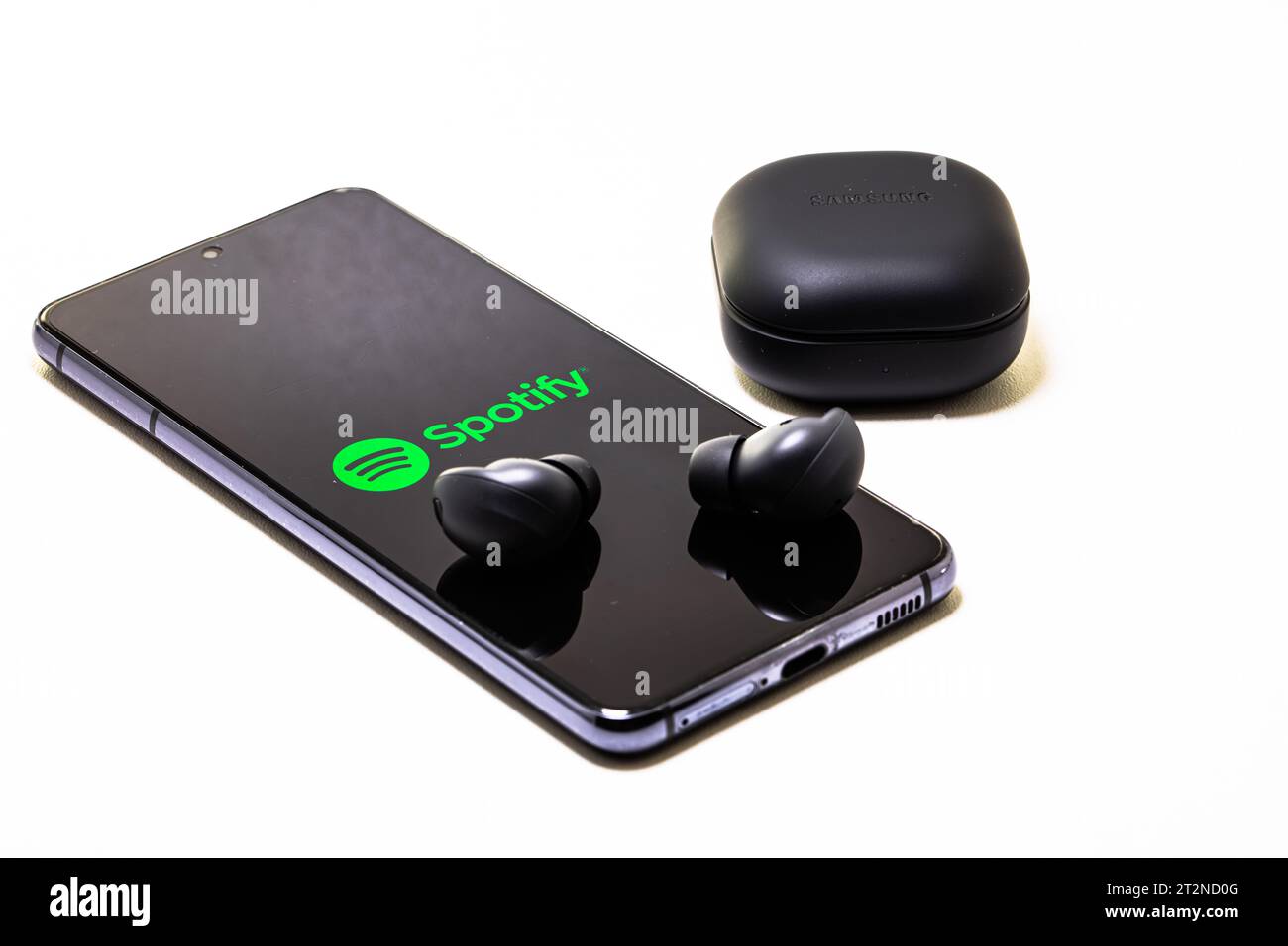 Séoul, Corée du Sud - 19 octobre 2023 : Samsung Galaxy Buds 2 Pro et application mobile Spotify sur l'écran du smartphone Banque D'Images