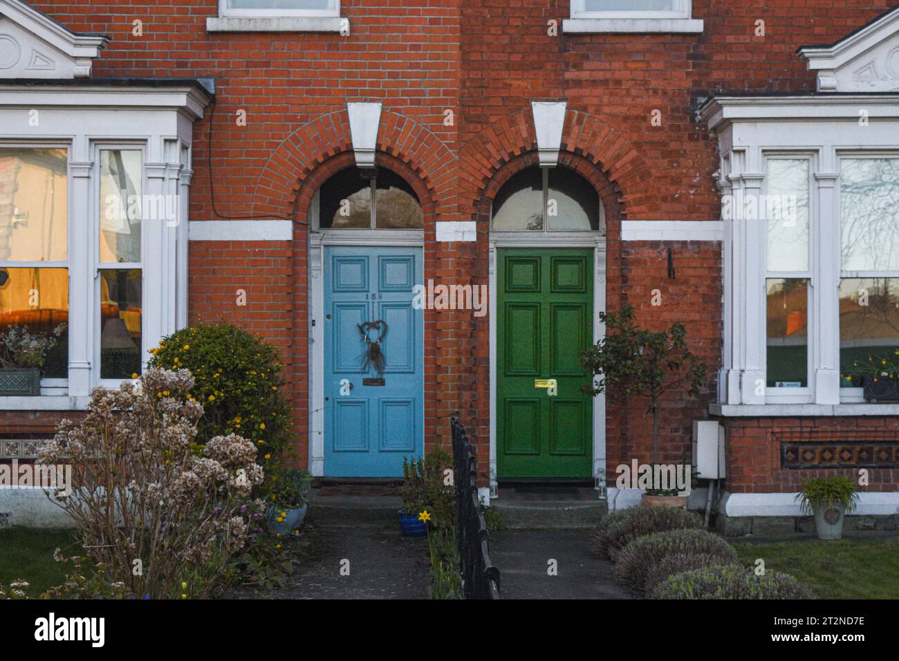 Une porte bleue et une porte verte à Dublin Banque D'Images