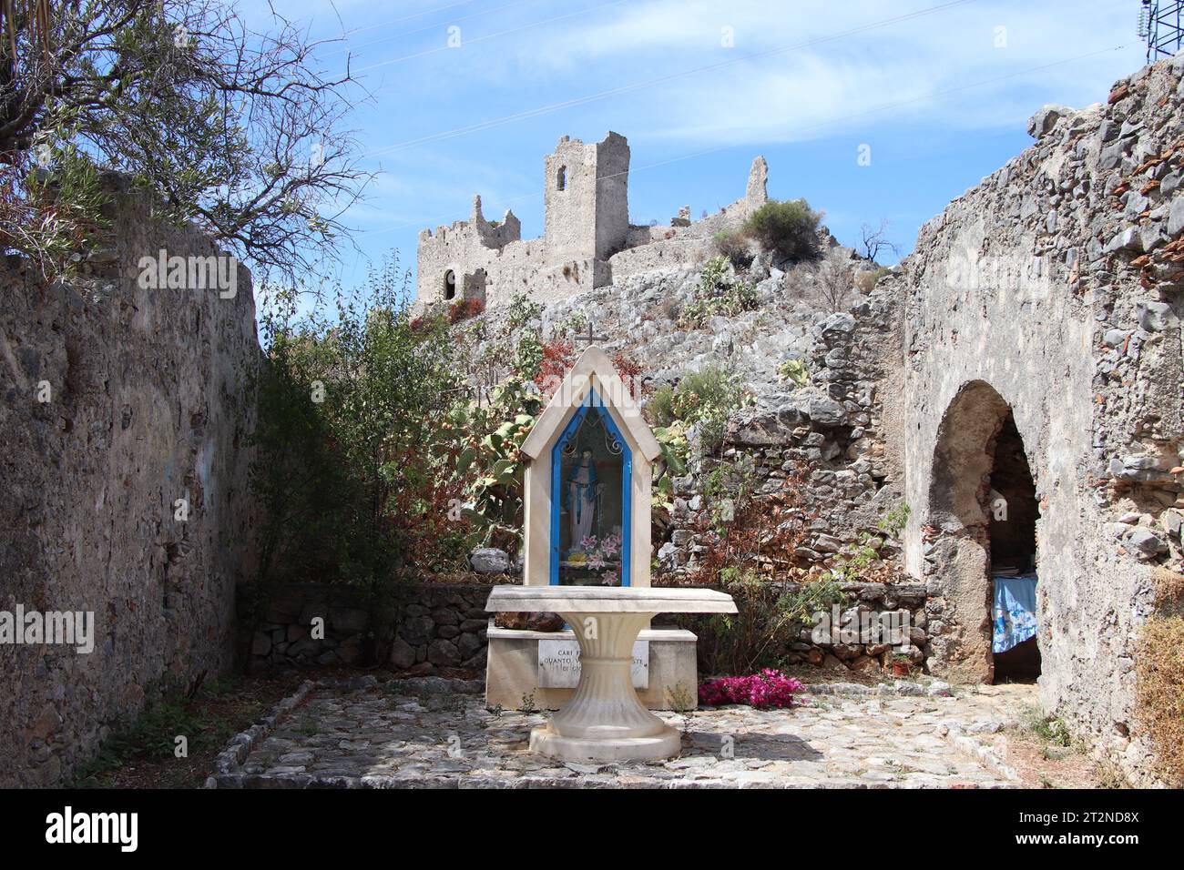 Un aperçu des ruines du Mausolée de Tredoliche. Paysage des ruines de Cirella, un village abandonné depuis un siècle dans la région de Calabre. Banque D'Images