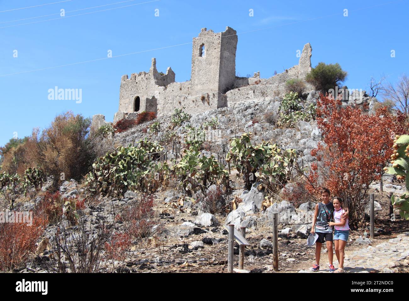 Un aperçu des ruines du Mausolée de Tredoliche. Paysage des ruines de Cirella, un village abandonné depuis un siècle dans la région de Calabre. Banque D'Images