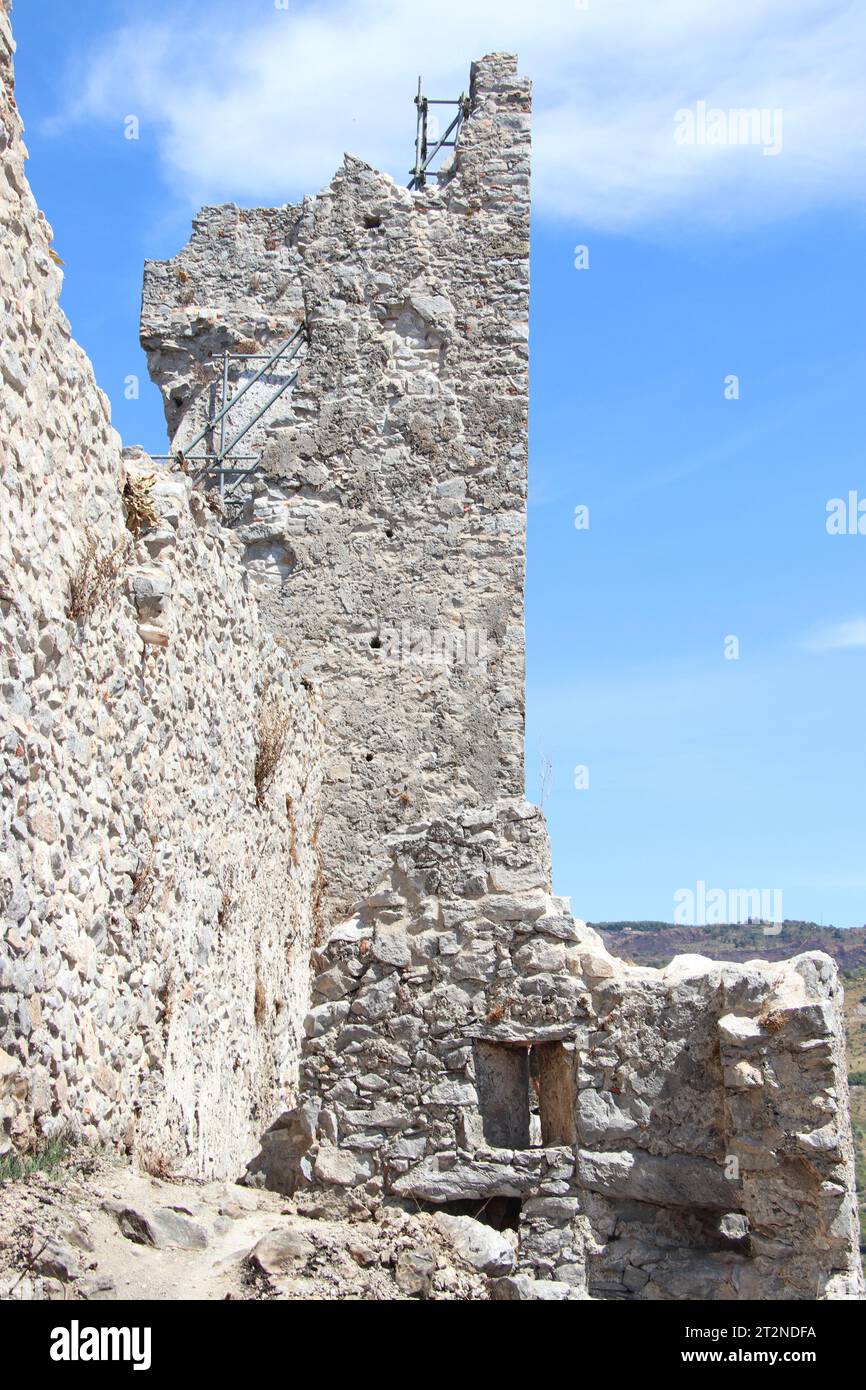Un aperçu des ruines du Mausolée de Tredoliche. Paysage des ruines de Cirella, un village abandonné depuis un siècle dans la région de Calabre. Banque D'Images