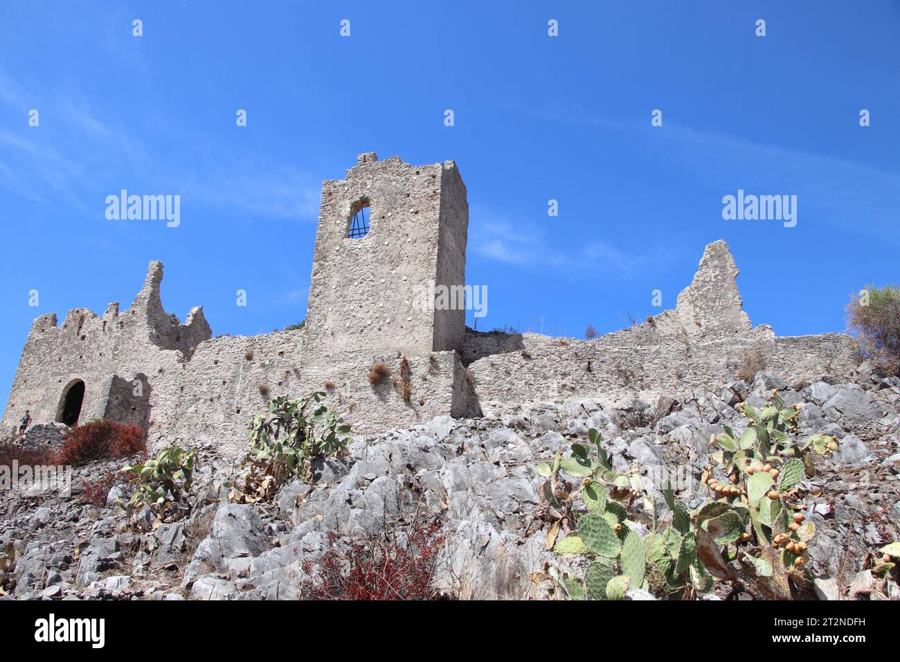 Un aperçu des ruines du Mausolée de Tredoliche. Paysage des ruines de Cirella, un village abandonné depuis un siècle dans la région de Calabre. Banque D'Images
