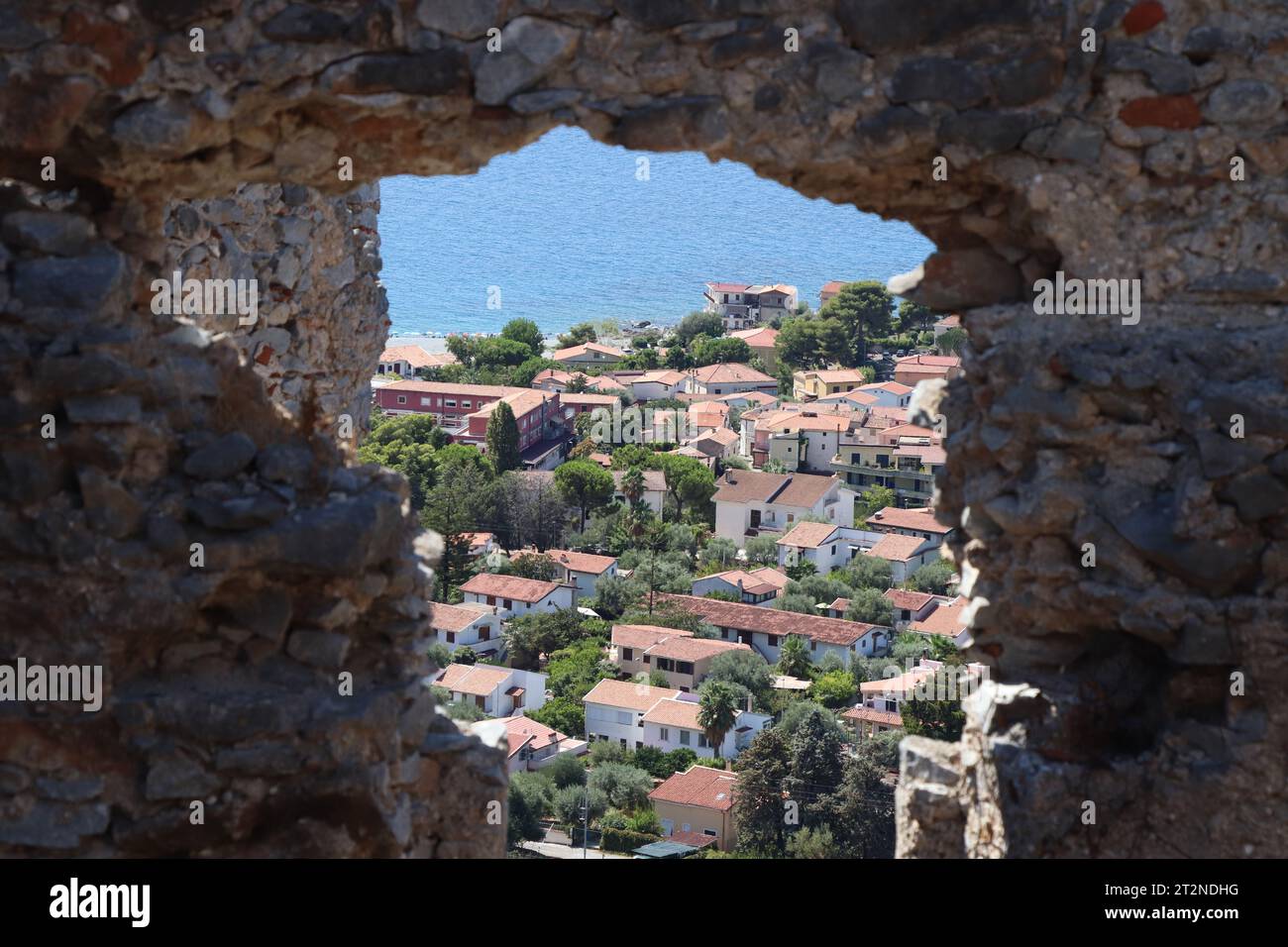Un aperçu des ruines du Mausolée de Tredoliche. Paysage des ruines de Cirella, un village abandonné depuis un siècle dans la région de Calabre. Banque D'Images