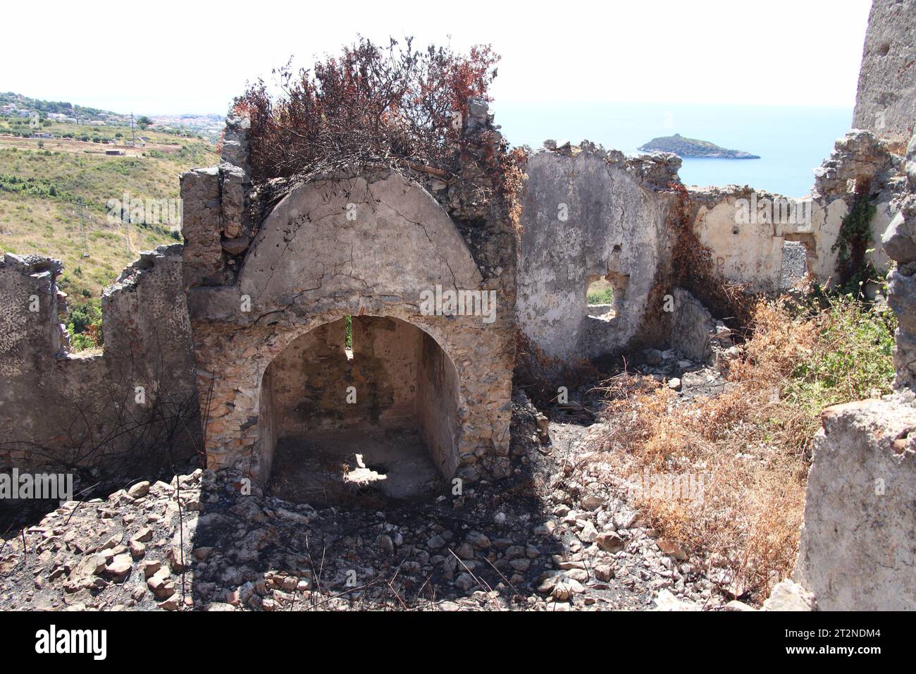 Un aperçu des ruines du Mausolée de Tredoliche. Paysage des ruines de Cirella, un village abandonné depuis un siècle dans la région de Calabre. Banque D'Images